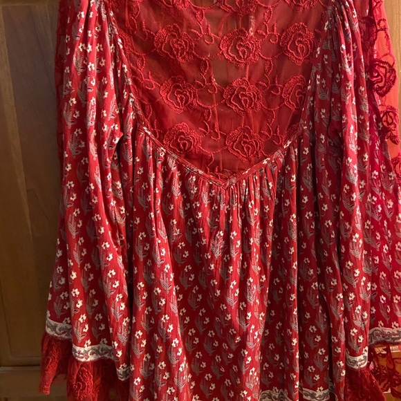 Free People boho mini red floral tunic dress with lace inserts and underlining - Picture 15 of 16